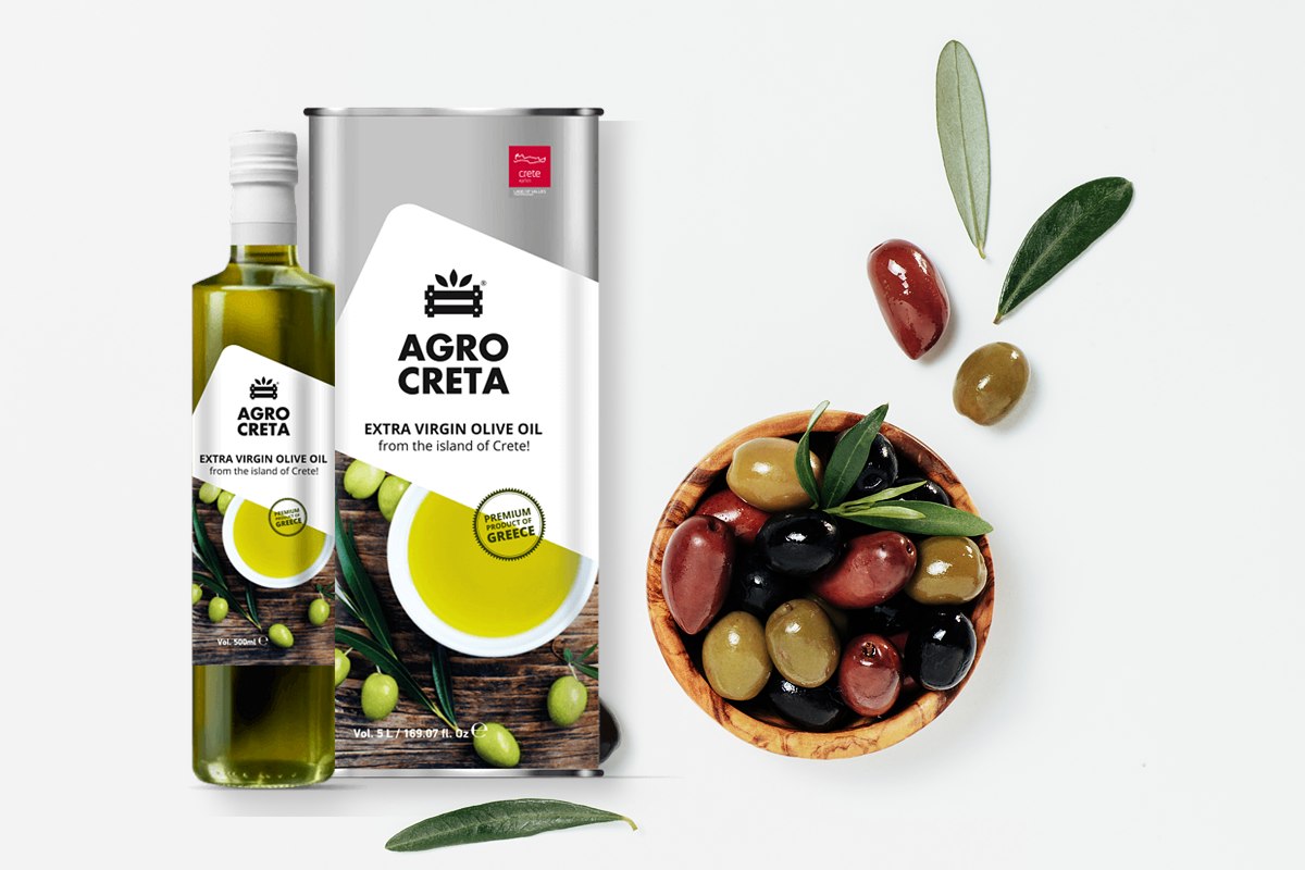 Agrocreta Extra Virgin Olive Oil, Flasche und Kanister, neben einer Holzschale mit grünen, schwarzen und Kalamata-Oliven