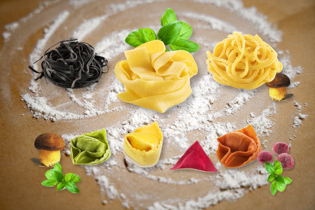 Frische Pasta von Mondo Pasta auf Holz mit Semola-Mehl, Steinpilzen und Basilikum: Tagliolini Sepia, Pappardelle, Spaghetti alla Chitarra, Tortelloni, Triangoloni und gefüllte Gnocchi
