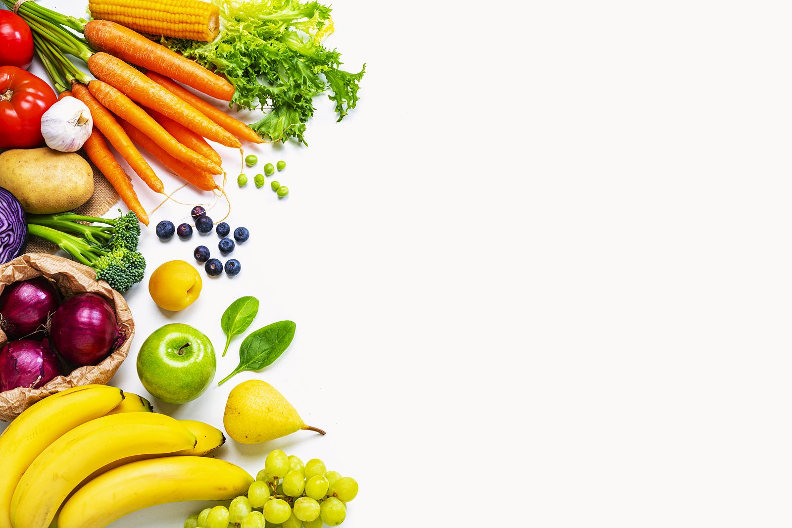 Obst und Gemüse am linken Bildrand: Tomaten, Möhren, Salat, Rotkohl, Brokkoli, Zwiebeln, Apfel, Birne, Bananen und Trauben
